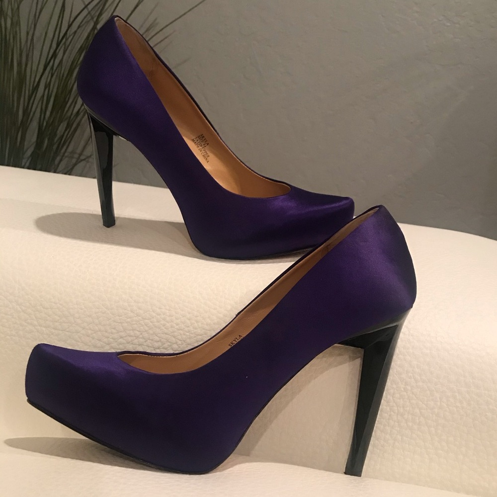 BcbgMaxAzria satin purple pumps